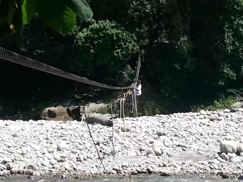 Paso colgante tipo canasta en la vereda Guamalera de Yopal.